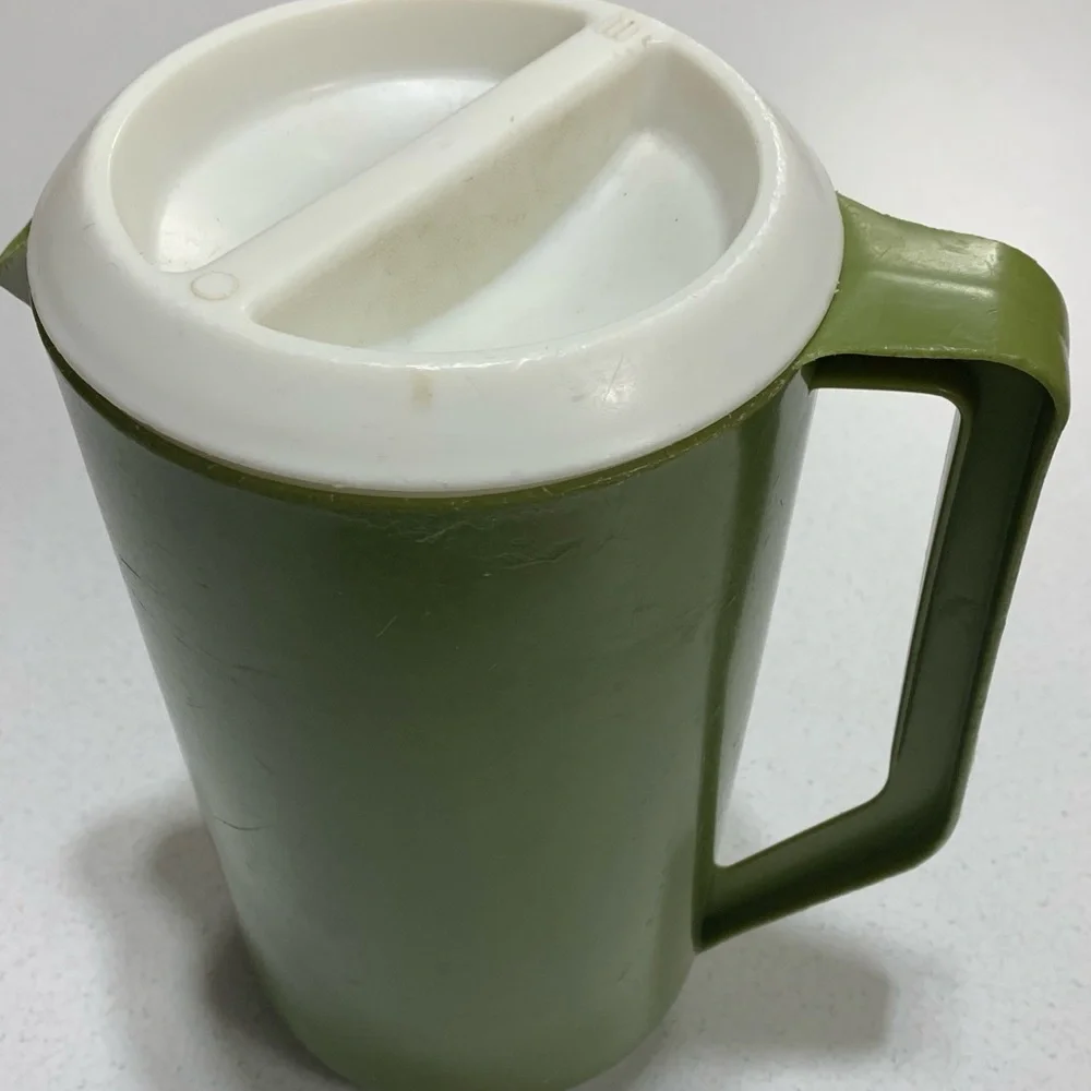Rubbermaid Pitcher 2 1/4 Quarts drinking vintage Green MCM lid serve ware